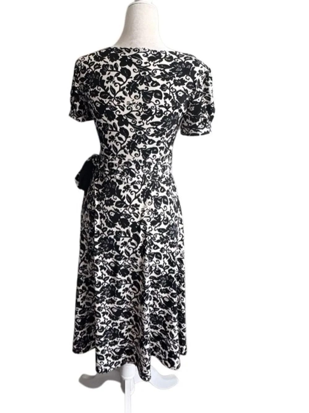 Donna Morgan Black and White Dress Floral Wrap Midi Knit SZ 6 - Picture 3 of 10
